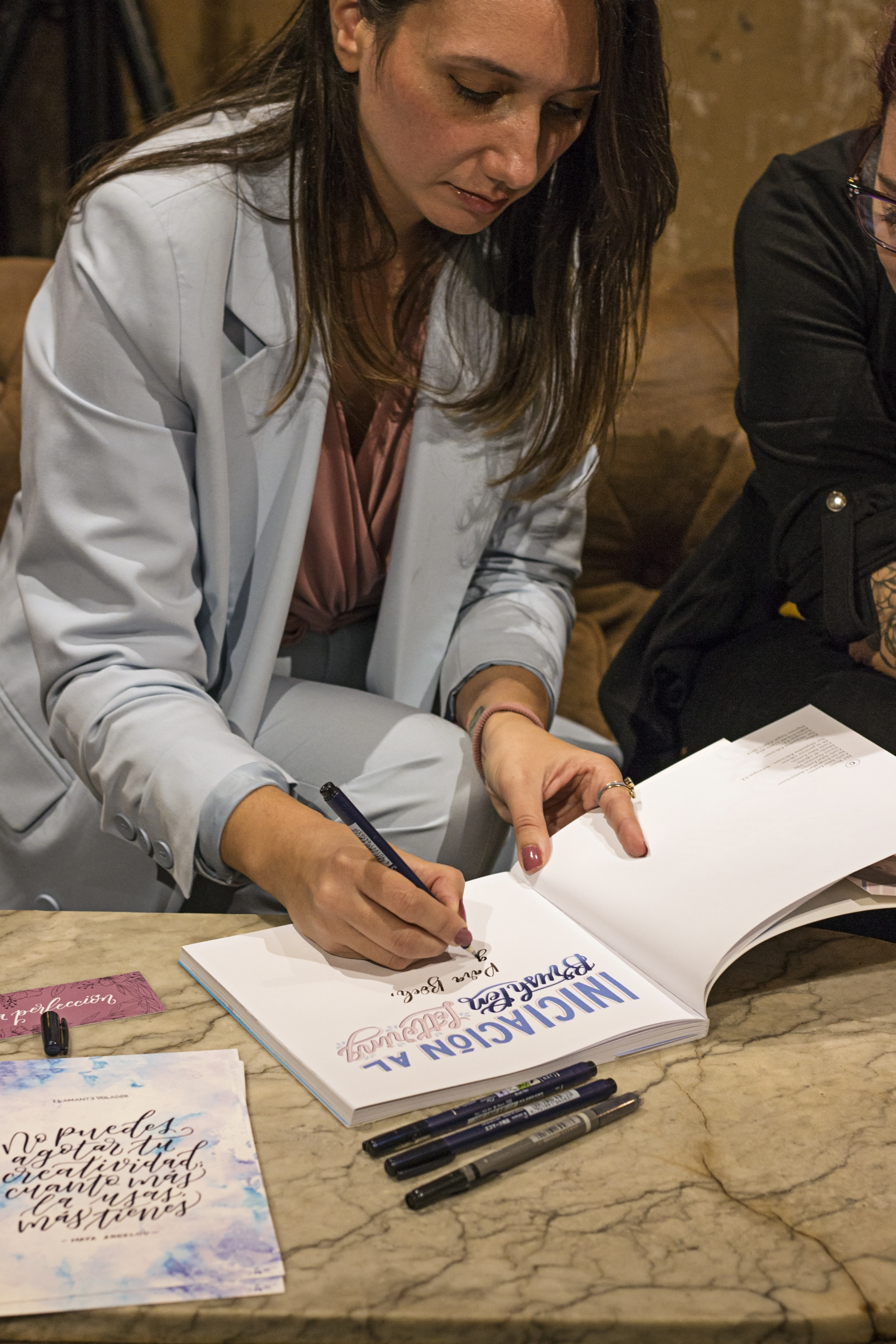 Firma del libro "Iniciación al Brush Pen Lettering" de Carla Salas, de El Amante Volador .Fotografía de Sada Tao.